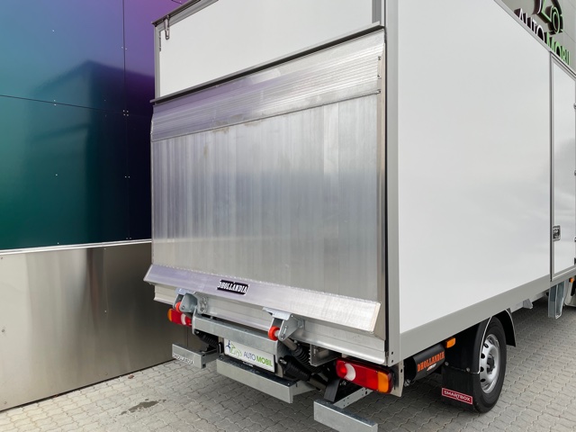 smartbox monteret på Fiat Ducato Chassis Erhvervsbil med alubox og Dhollandia lift